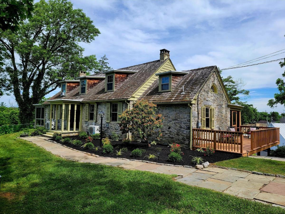 Downingtown Manor - 1900S Farmhouse With Creek Views Extérieur photo