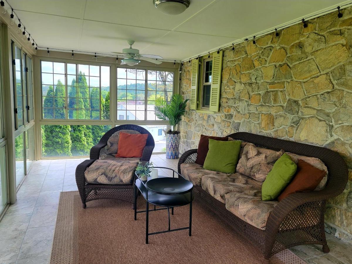 Downingtown Manor - 1900S Farmhouse With Creek Views Extérieur photo